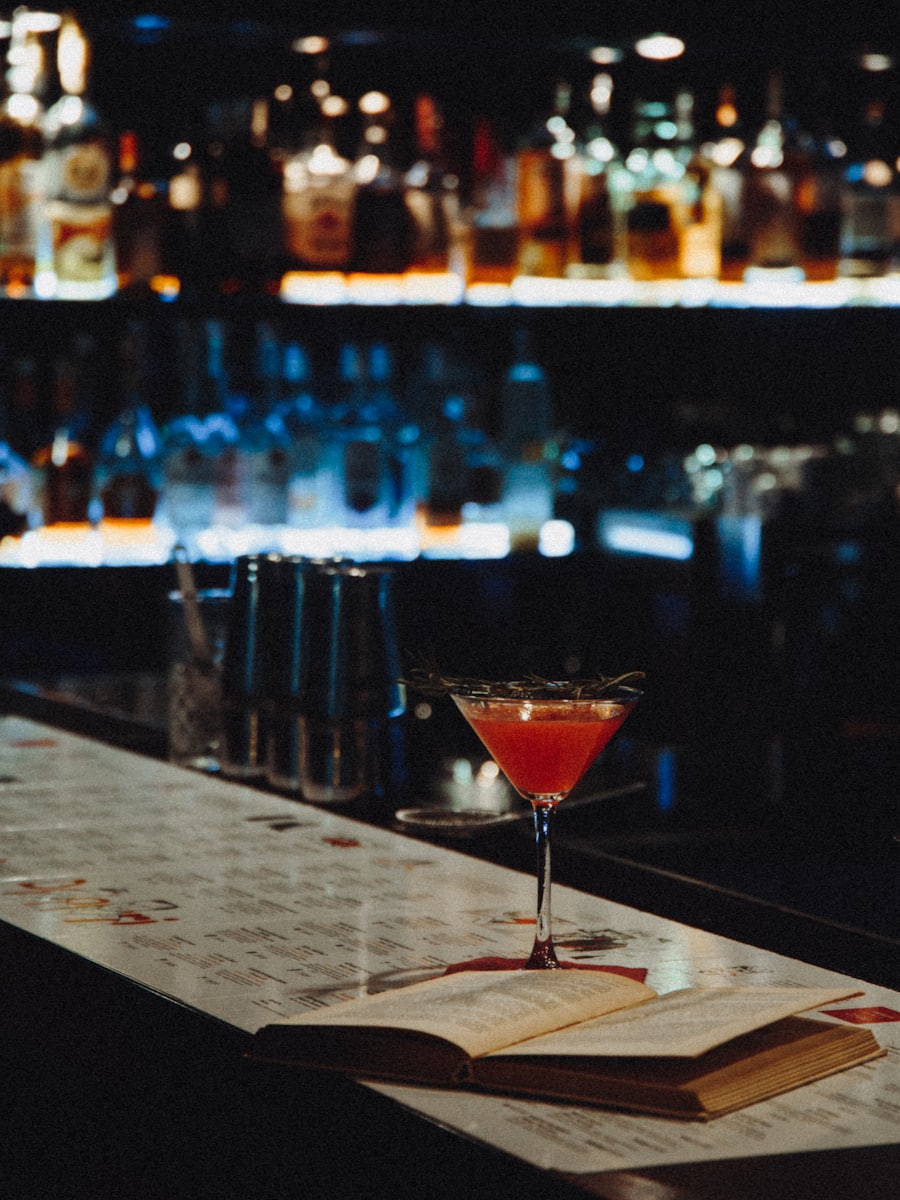 Cocktail auf der Bartheke im warmen Licht
