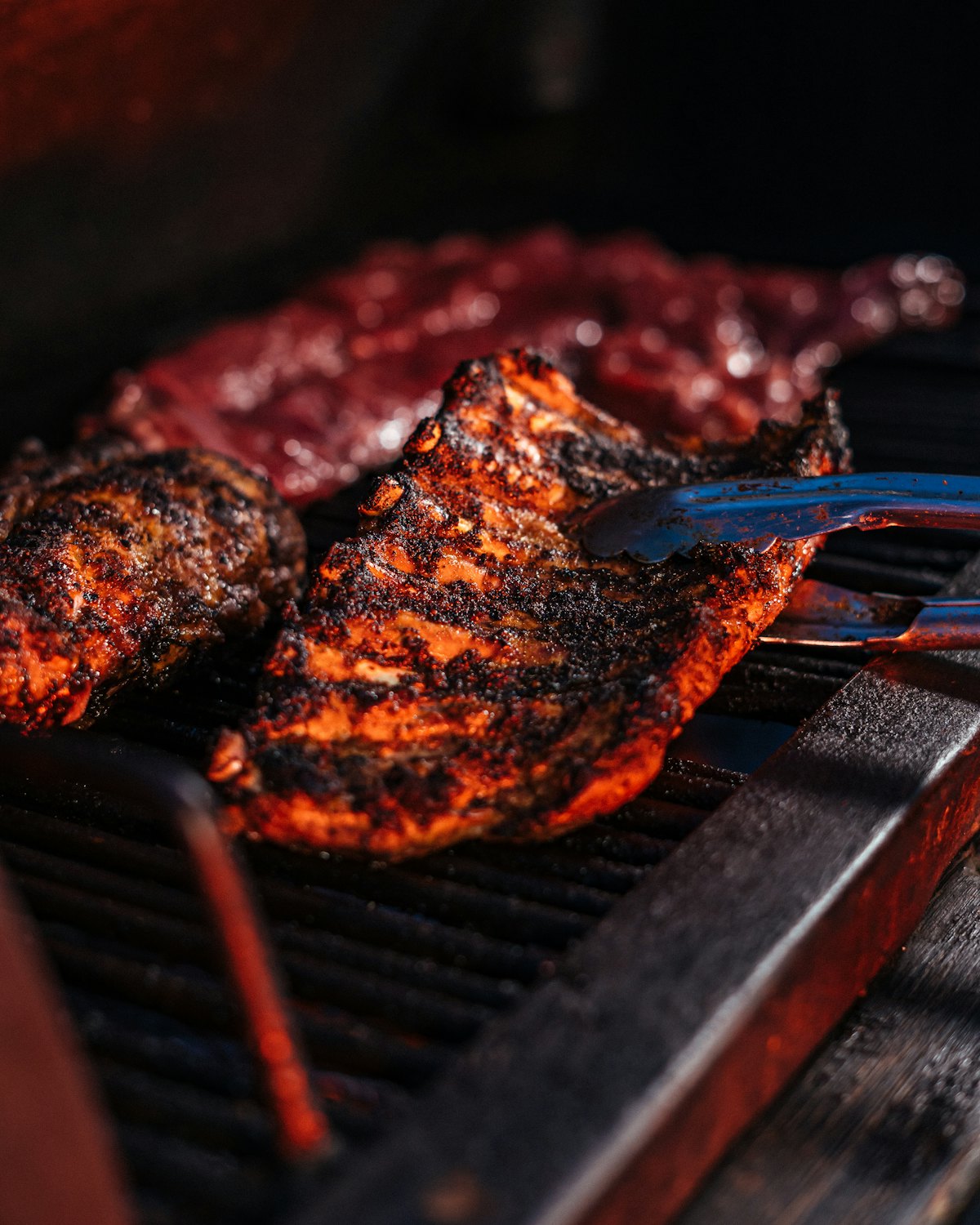 Fleisch auf dem heißen Grillrost von nahem