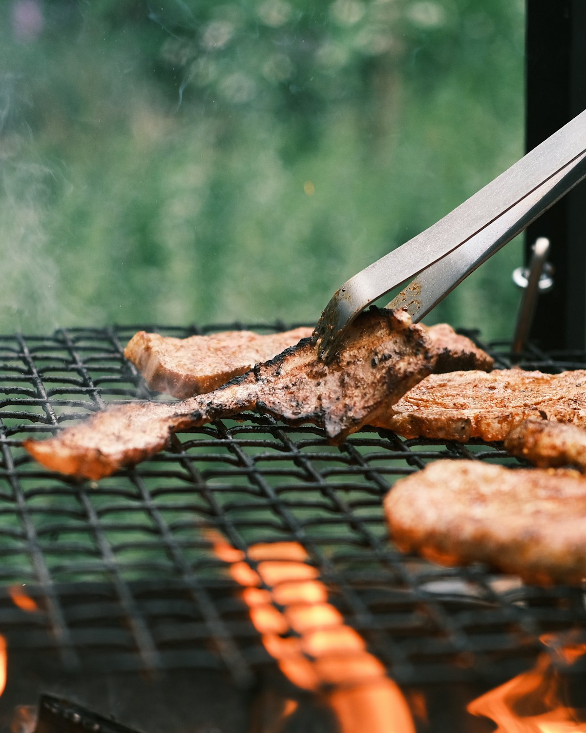Grillgut über glühender Holzkohle